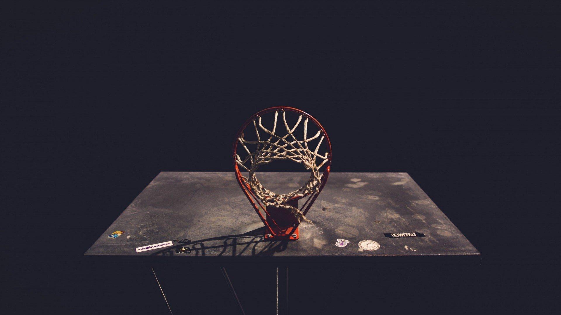 弗罗因德为塔辩护，高速对抗致犯规显严重，实则并无恶意